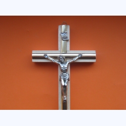 Krzyż drewniany jasny brąz z paskiem 16 cm 